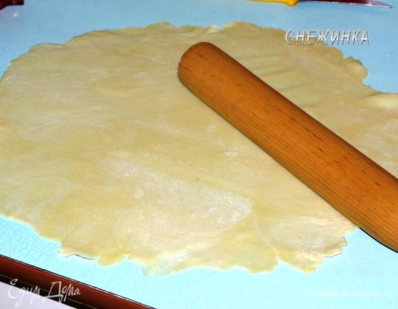 Большую часть теста раскатайте тонко в круг.