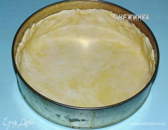 Уложите в форму, формируя невысокие бортики.