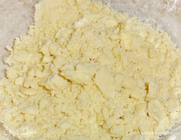 Перед приготовлением уберите плавленные сырки в холодильник на 1 час, для того, чтобы легче было их натереть на терке. Для начала, сделайте крошку из муки и масла.
