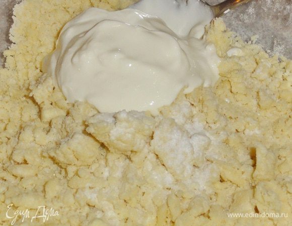 Добавьте сметану, соду и соль. 