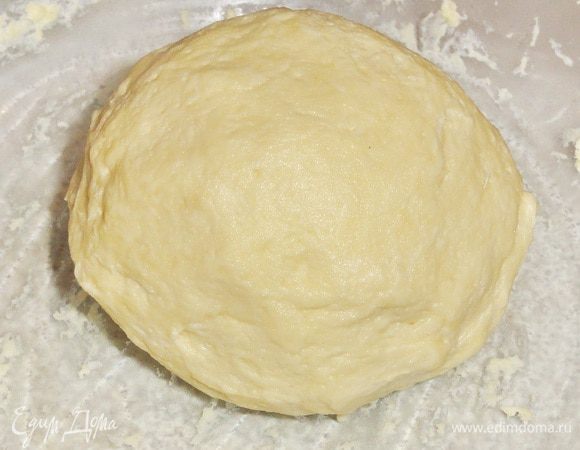 Замесите тесто. Скатайте в шар. Оберните тесто пленкой и уберите в холодильник.
