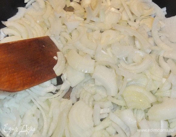 Нарежьте лук полукольцами и обжарьте на растительном масле до золотистого цвета. Остудите.