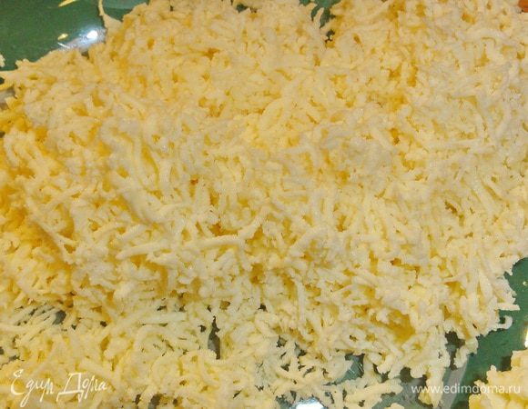 Натрите сыр на мелкой терке.