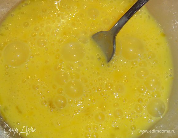 Взбейте яйца вилкой.