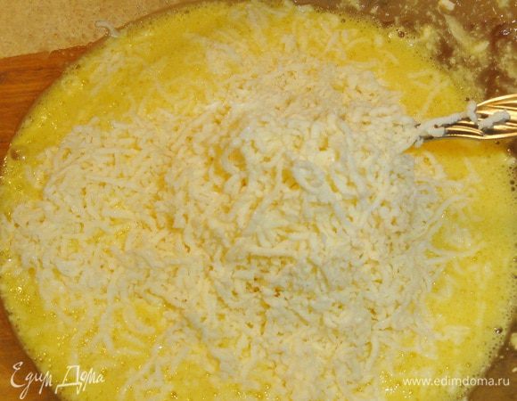 Смешайте все ингредиенты для начинки. По желанию можно добавить зелень.