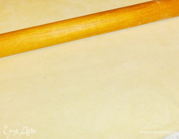 Достаньте тесто из холодильника и раскатайте его по величине вашей формы.