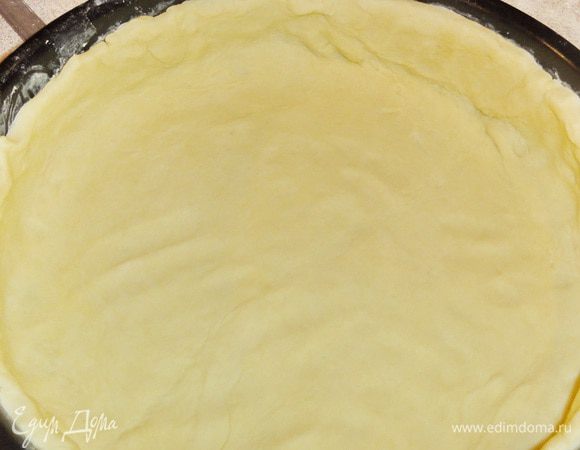 Форму смажьте маслом и посыпьте мукой. Выложите тестом дно и бортики формы.