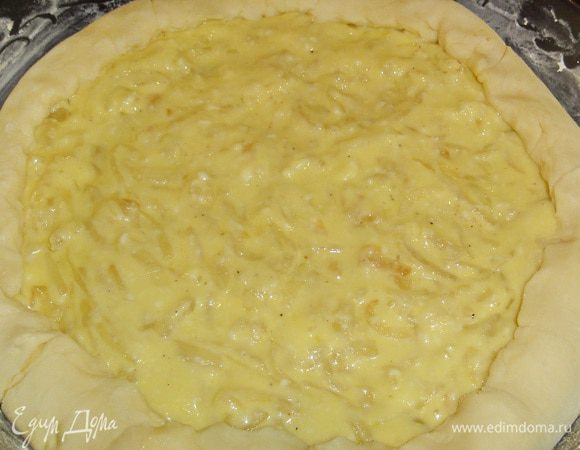 Выложите начинку и закройте бортики из теста на начинку.