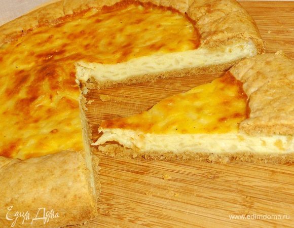 Дайте пирогу остыть и выньте его из формы.