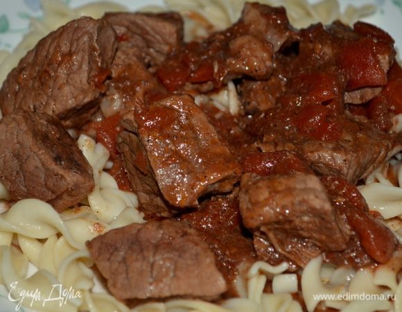 Пока готовится говядина, примерно до окончания времени сварим по инструкции яичную лапшу, добавим в готовое блюдо 1 1/2 ст.л. масло, перемешаем, посолим и поперчим. Выложим поверх яичной лапши готовую говядину и по желанию посыплем свеж.петрушкой. Приятного аппетита!