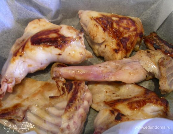 В оригинале филе нарезают небольшими кусочками и укладывают в смазанную маслом форму для выпекания. Я использовала порционные куски кролика, решила их слегка обжарить, так как хотелось корочки. 
