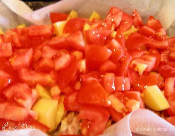 Картофель и помидоры режем кубиками и выкладываем на кролика.
