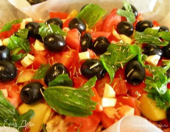 Далее распределяем маслины, базилик и розмарин и крупно порезанный чеснок. Желательно их слегка пропихнуть вниз. Как вариант, их можно сразу выкладывать на мясо. Солим, перчим по вкусу. Слегка поливаем оливковым маслом (опционно, я не поливала). Ставим в духовку 180гр где-то на 1ч 15. В течение этого времени нужно блюдо раза 2-3 перемешать. 
