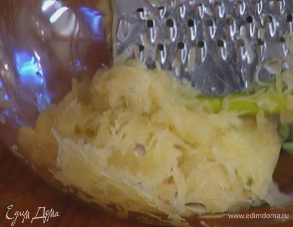 Картофель почистить, натереть на средней терке и отжать лишнюю жидкость.