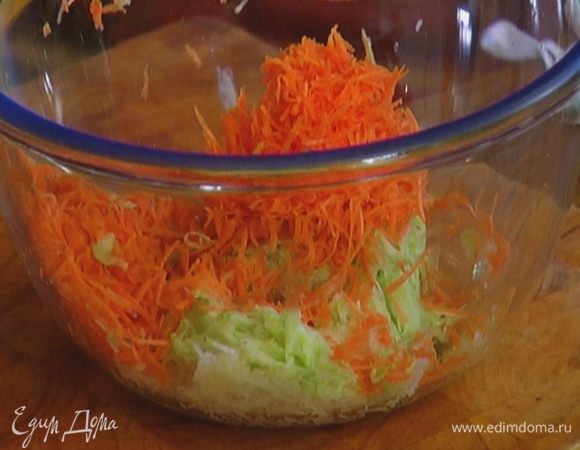 Морковь почистить и натереть на той же терке.