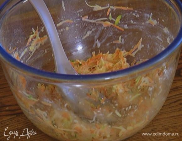 Соединить натертые овощи, добавить яйцо, 1 ст. ложку муки, часть измельченного лука, листья тимьяна, посолить, поперчить и вымешать.