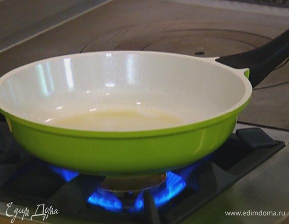 Разогреть в сковороде оливковое масло.