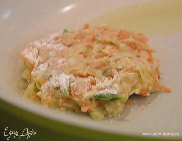 Оставшуюся муку высыпать на рабочую поверхность. Сформировать  оладьи, обвалять их в муке и жарить на сковороде до готовности.