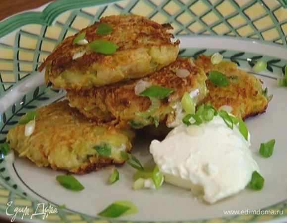 Подавать со сметаной, присыпав оставшимся луком.