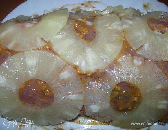 на каждый кусочек свинины ложим колечко ананаса , поливаем майнезом и посыпаем сыром ,  так проделываем с каждым кусочком мяса , все кусочки приложить друг к другу горизонтально( т.к .на картинке)  , закрепить всю массу ниткой вдоль и поперек , так что бы мясо не разволилось . оставшимся соусом обмазываем края и прилепливаем ананасы .