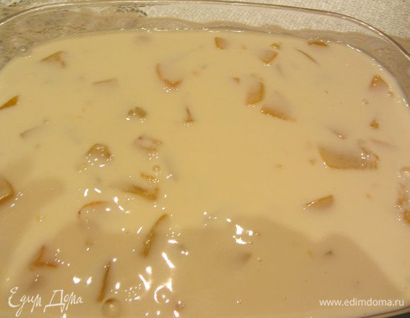 Залить йогуртом наш десерт и поставить в холодильник до застывания.