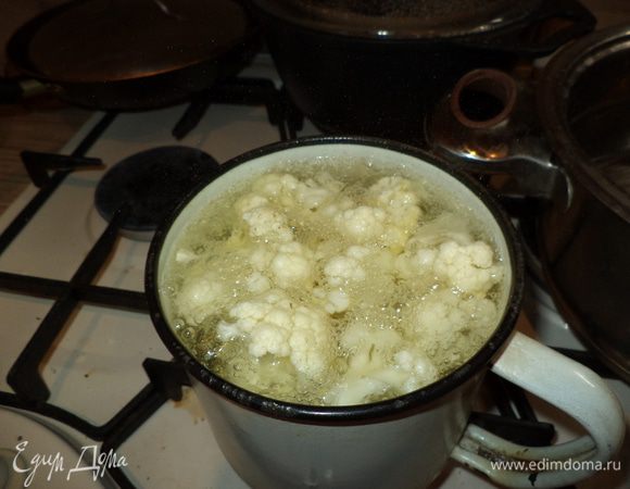 Цветную капусту разобрать на соцветия,мелкую морковь почистить и обварить 1-2 минуты