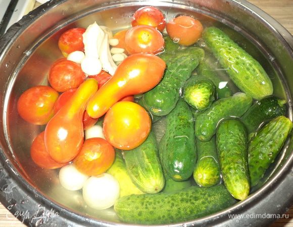 Овощи тщательно промыть,мелкий лук и чеснок,хрен очистить,сложить в емкость и залить очень горячей кипяченой водой(я всегда так делаю,т.к погреба нет,храниться все в квартире,поэтому за стерильностью приходиться очень следить,и как результат- отсутствие мутных банок!)