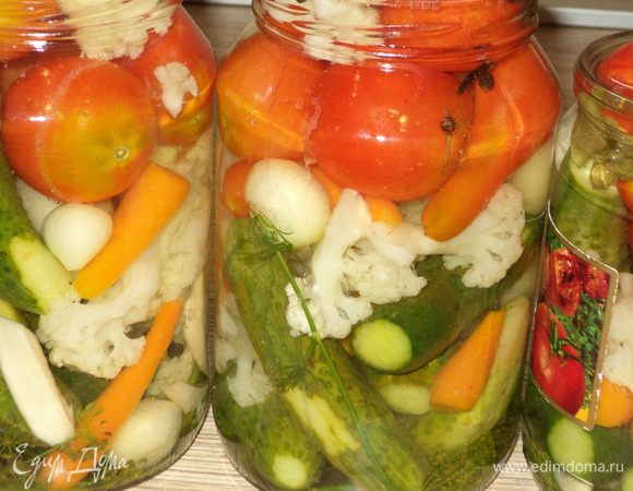 Приготовим будущий маринад,первым делом отмерим воду и вскипятим ее(примерно на 3 литровых баночки нужно 1 литр воды)Пока вода закипает,укладываем наши овощи на дно специи,чтобы меньше выливались при сливании воды.Это-перцы черный и душистый,гвоздичка,семя горчицы,зонтик укропа,бадьян,лавровый лист,Затем укладываем наши овощи как нравиться,слоями понемногу и заливаем кипящей водой.Считаем сколько ушло воды.