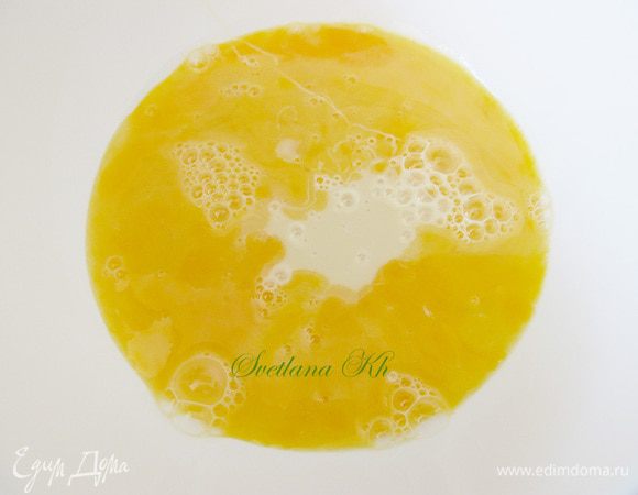 Желтки взбить с частью сахара до бела.Добавить по -немногу растительное масло, продолжая взбивать.