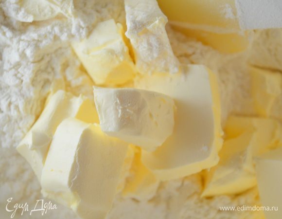 Добавить сливочное масло, порезанное на мелкие кубики. 
