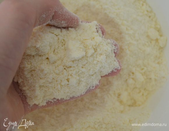 Растереть руками в крошку, чтобы масло разошлось.