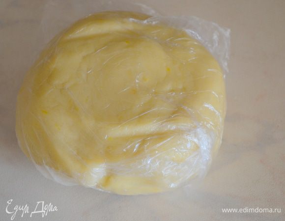 Скатать в шар, завернуть в пленку и убрать в холодильник на 1 час. 