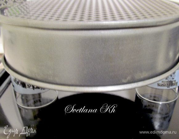 Белки соединить с тестом. Аккуратно, добавляя по -немногу и вмешивая их в тесто  снизу вверх. Масса получается воздушной. Вылить ее в  не смазанную форму. Поставить выпекать при температуре 160 г, примерно на  45 минут.  Готовый бисквит, прямо в форме, перевернуть вверх ногами и оставить остывать. Я перевернула на стаканы и оставила  так  до утра.