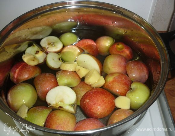 яблоки помыть, нарезать, залить водой, добавить очищенный и нарезанный имбирь. когда яблоки закипят, снять кастрюлю с огня и оставить настаиваться на пару часов.
