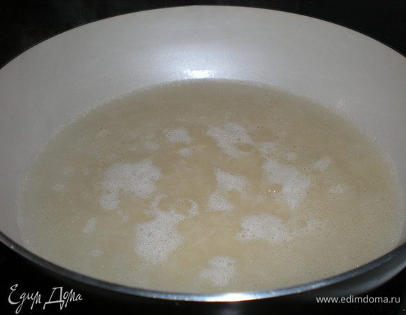 Довести до кипения, при этом помешивая пару минут. Затем уменьшить огонь и накрыть крышкой. Рис должен получится как на фото. (шаг 1) То есть рис должен впитать в себя воду. Снять с огня, не  открывая крышки!!!  И оставить дойти на 10 - 15 мин.