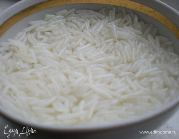 Берем пиалочку, насыпаем туда рис и утрамбовываем 