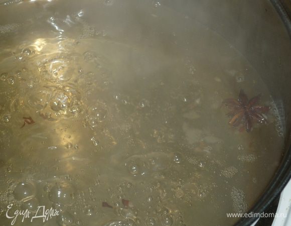 яблоки и имбирь выловить шумовкой, добавить сахар и ванильный сахар. звездочку аниса. прокипятить. при необходимости подкислить лимонным соком