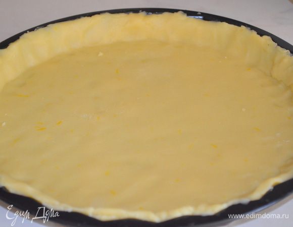 тесто распределить по форме, убрать лишнее, убрать в холодильник еще на 1 час.