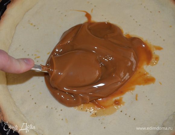 Достать и намазать его сгущенкой.