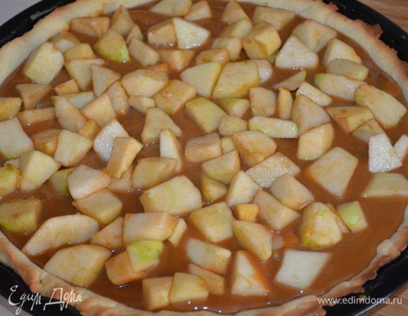 Сверху выложить яблоки и залить соком, отправить обратно выпекаться при 180 градусах на 45 минут, но поставить его не наверх духовки, а посередине, чтобы жар не был слишком сильным!