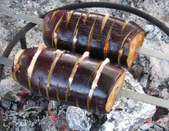 Затем старательно придерживаясь центра, насаживаем баклажан на шампур и выкладываем на "сильные" угли. Переворачивая "аки-шашлык" запекаем до мягкости (проверяем на ощупь). Думаю в духовке, завернув в фольгу, тоже хорошо получиться. Все! Приятного аппетита!