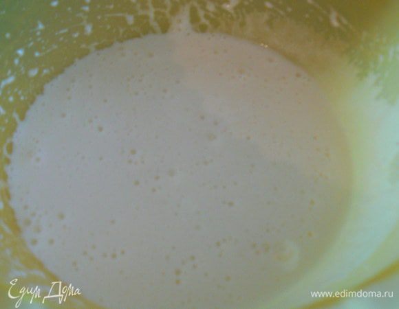 Яйца взбить с сахаром, добавить шоколадно-сливочную смесь,