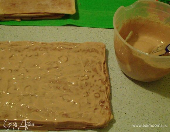 Сделать крем: Сметану взбить со сгущённкой,добавить отдельно взбитые сливки и ввести аккуратно их в сметанно-сгущёнковую массу.По желанию: Вмешать в крем половину измельчённых орешков. 