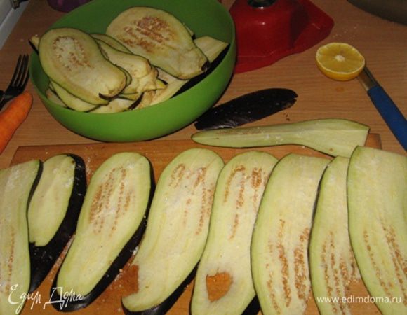 Баклажаны нарезаем ломтиками, хорошенько солим и выкладываем друг на друга - каждый баклажан отдельно, чтоб не перепутались - это для исходного варианта рецепта, или сваливаем в миску одной кучкой, как случилось у меня и оставляем пускать соки.