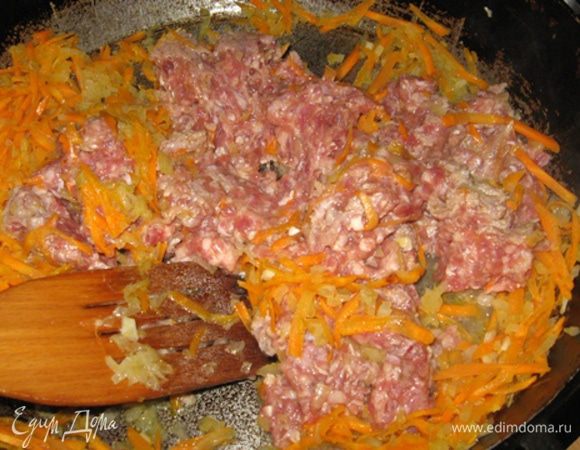 Тем временем готовим начинку: лук - мелкими кубиками, морковь - на терке и пережариваем на растительном масле. Затем выкладываем к ним фарш и разминаем-перемешиваем, чтобы одним куском не схватился (можно добавить чуток воды - так легче, она потом выпарится). Солим, перчим, добавляем мускатный орех, травки и сахар по вкусу.