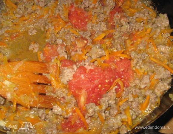 Помидоры разрезаем на пополам, вырезаем "попку" и натираем на крупной терке, чтоб осталась только шкурка. Помидорную кашицу выкладываем в сковородку. Чеснок можно пропустить через пресс, а можно меленько порубить и туда же. Перемешиваем, накрываем крышкой, выключаем газ - пусть доходят.