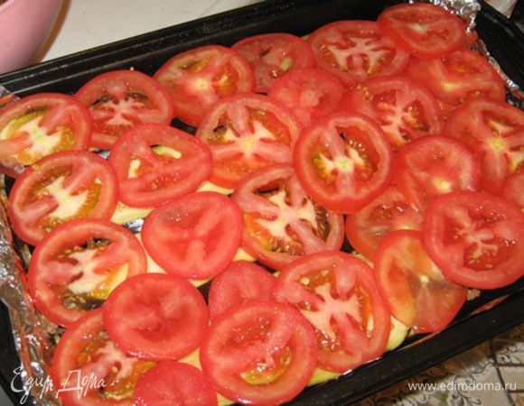 Снова слой баклажан, опять солим, перчим (все по вкусу, не перестарайтесь!) и выкладываем оставшуюся начинку. Верхний слой - это баклажаны, а поверх них тонкие ломтики помидор. Убираем все в духовку на 40 минут при 200 градусах.