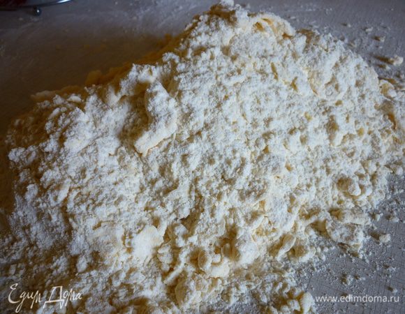 Маргарин нарубите вместе с мукой.