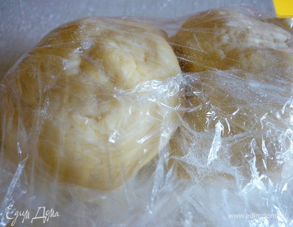 Смешайте сметану с содой и влейте в муку с маргарином. Тесто нужно вымесить и разделить на 4 части. Поставьте в холодильник на 15 минут.
