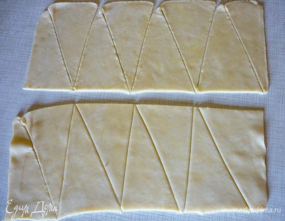 Каждую часть раскатайте тонко и разделите на треугольники.